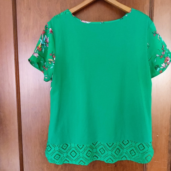 Bright and Cheery Van Heusen Top - Picture 2 of 7